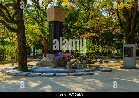 Toucher visite de Hiroshima Peace Park bien sjows tragédie des victimes ont subi d'armes nucléaires (Hibakusaha), Japon Novembre 2018 Banque D'Images