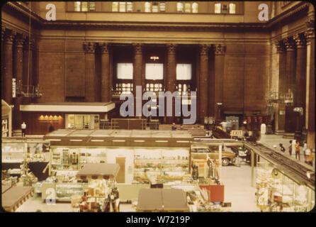 La gare Union de Chicago, REPRÉSENTÉ À L'été 1974. C'est l'UN DES PLUS FRÉQUENTÉS DANS LE SYSTÈME D'AMTRAK qui supervise la plupart des services ferroviaires voyageurs interurbains aux États-Unis. Cette station s'occupe également d'un grand nombre de navetteurs EN PROVENANCE DE LA BANLIEUE. Remarque : comparer photo # 13616 QUI A ÉTÉ PRISE DANS LE MÊME ENDROIT LORSQUE LA STATION A ÉTÉ consacrée en 1925. Il EST NOIR ET BLANC Banque D'Images