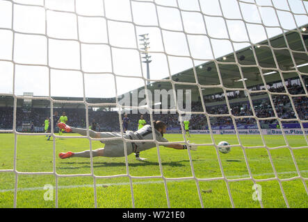 Aue, l'Allemagne. Le 04 août, 2019. Soccer : 2ème Bundesliga, Erzgebirge Aue --SV Wiesbaden, 2e journée, dans le Sparkassen-Erzgebirgsstadion. Wiesbaden gardien Lukas Watkowiak peut pas empêcher l'objectif de 2-0. Crédit : Robert Michael/dpa-Zentralbild/DPA - NOTE IMPORTANTE : en conformité avec les exigences de la DFL Deutsche Fußball Liga ou la DFB Deutscher Fußball-Bund, il est interdit d'utiliser ou avoir utilisé des photographies prises dans le stade et/ou la correspondance dans la séquence sous forme d'images et/ou vidéo-comme des séquences de photos./dpa/Alamy Live News Banque D'Images