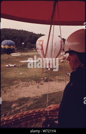 Libre D'UN ESSAI PILOTE DE BALLON DE LA FLORIDE son attaché de l'AIR CHAUD CRAFT AVANT LE DÉBUT DE LA DEUXIÈME ÉDITION ANNUELLE DE HELEN SUR L'OCÉAN ATLANTIQUE BALLOON RACE. La compétition a débuté à l'EXTÉRIEUR D'HELEN GÉORGIE, PRÈS DE ROBERTSTOWN DANS UNE ZONE EN COURS DE MISE AU POINT PAR UNE SOCIÉTÉ COMME UN DEUXIÈME village alpin. HELEN était une petite communauté de montagne jusqu'à 1969 QUAND LES FONCTIONNAIRES DE LA VILLE, des hommes d'AFFAIRES ET LES RÉSIDENTS ONT APPROUVÉ LA RÉNOVATION DE LE QUARTIER DES AFFAIRES AVEC UN MOTIF ALPIN Bavarois Banque D'Images