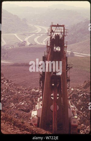 COAL COMPANY POWER SHOVEL AU TRAVAIL D'EXTRACTION DE LA BANDE DE TERRE PRÈS DE L'Interstate 70 et Morristown, New Jersey Banque D'Images