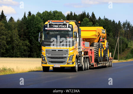 Jokioinen, Finlande. Le 26 juillet 2019. Volvo FH16 jaune de Kosken Autokeskus Oy distances Volvo A45G pleine suspension hauler articulé le long de la route. Banque D'Images