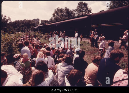 Ligne de Cuyahoga Valley WEEK-END À VAPEUR TRAIN D'EXCURSION AUX PASSAGERS À L'IRA ROAD ET RIVERVIEW ROAD STOP ; Portée et contenu : la ligne de Cuyahoga Valley WEEK-END À VAPEUR TRAIN D'EXCURSION AUX PASSAGERS À L'IRA ROAD ET RIVERVIEW ROAD STOP. Le TRAIN COMMENCE SON PARCOURS À LA CLEVELAND (OHIO), ZOO STATION, ET VOYAGE À TRAVERS LA VALLÉE DE CUYAHOGA QUI FAIT PARTIE DE LA Cuyahoga Valley National Recreation Area comprenant 30 000 acres entre Cleveland et d'Akron. Cet arrêt EST SITUÉ PRÈS DE LA FERME ET DE L'OUEST DE L'HALE RÉSERVER VILLAGE, UN 19E SIÈCLE RECRÉÉ COMMUNAUTAIRE PRÈS DE AKRON VISITEURS SONT TRANSPORTS Banque D'Images