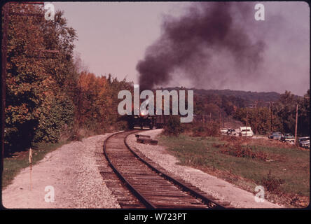 Ligne de Cuyahoga Valley WEEK-END À VAPEUR TRAIN D'EXCURSION s'APPROCHE DU TERMINAL ROUTIER IRA près de Akron, Ohio. RIVERVIEW ROAD, VU À DROITE, est souvent obstruée par les touristes et les amateurs d'exploitation ferroviaire précise. Le train quitte la gare ZOO DE CLEVELAND ET VOYAGES AU SUD À UNE RÉGION HISTORIQUE AU NORD DE AKRON. À PARTIR DE CET ARRÊT AU TRACTEUR-TRANSFERT PASSAGERS TIRÉ WAGONS AVEC DES LITS DE PAILLE OU LES BUS POUR VISITER LA FERME ET DE L'OUEST DE L'HALE RÉSERVER VILLAGE, UNE RE-CRÉATION D'UN 19ème siècle COMMUNITY Banque D'Images