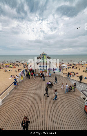 Bournemouth, Royaume-Uni. 4 août 2019. Temps couvert avec un ciel orageux n'a pas dissuader les foules de personnes bénéficiant d'Bourneomuth beach et nager dans la mer. Crédit : Thomas Faull/Alamy Live News Banque D'Images