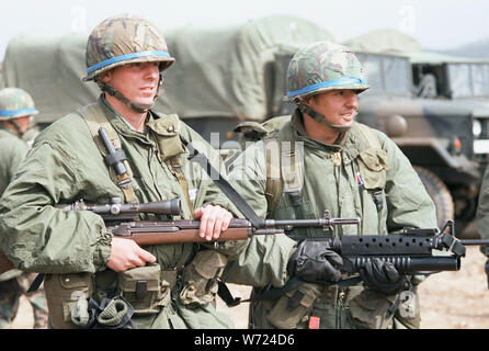 Les membres du 1er Bataillon du 32e d'infanterie, armés d'un M-16A1 équipé d'un fusil lance-grenades M-203, droite, et d'un fusil M-21, participer à la Corée du Sud et les États-Unis l'esprit d'équipe de l'exercice '84 Les conclusions d'origine aide décrit cette photographie comme : Sujet Fonctionnement/Série : Team Spirit 84 Pays : République de Corée (KOR) Opérateur de caméra de scène : SPC 4 Version longue Statut : publié à l'Ordre Public Banque D'Images