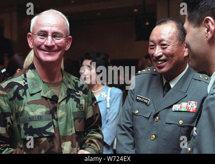 Nouveau commandant, le Brigadier-général (Bgén) Thomas G. Miller (à gauche), rencontre avec le général (GEN) Masahiro Nakatani, chef de cabinet du Japon d auto-défense au sol, dans le camp Zama Community Club, après l'armée des Etats-Unis Japon (USARJ) et 9e (9e Commandement de soutien du théâtre TSC), cérémonie de passation de commandement. Banque D'Images