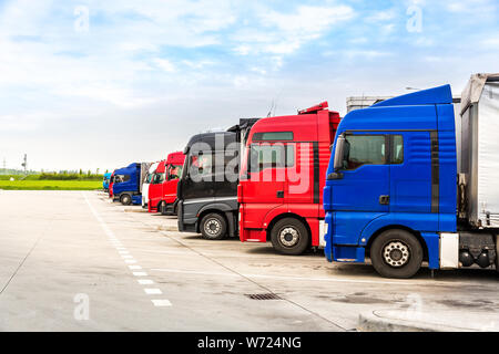 Camions sur parking, le transport de marchandises en Europe Banque D'Images