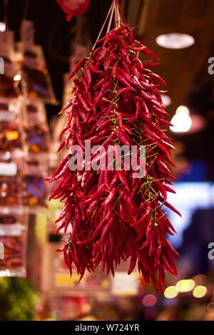 Piments rouges séchés accrochée pour vendre au marché intérieur Banque D'Images