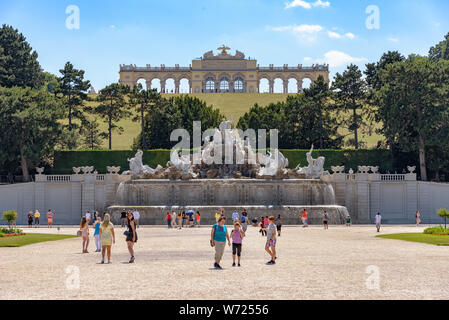 La fontaine de Neptune avec la Gloriette derrière dans Schonnbrunn Jardins sur une journée ensoleillée Banque D'Images