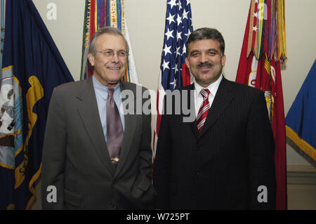 L'honorable Donald H. Rumsfeld (à gauche), Secrétaire américain de la Défense, et son excellence Abdullah Gull (à droite), vice-Premier Ministre et Ministre des affaires étrangères de la République de Turquie, Pentagone, Washington, D.C.. United States.Türkçe : ABD Savunma Bakanı Donald H. Rumsfeld (sol) ve Başbakan Dışişleri Bakanı Yrd. ve Abdullah Gül, Pentagone, Washington, DC, ABD Banque D'Images