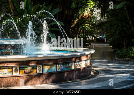 21 novembre 2017 - Marbella, Espagne. Une fontaine dans un quartier tranquille du parc public. Banque D'Images