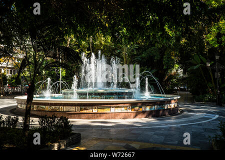 21 novembre 2017 - Marbella, Espagne. Une fontaine dans un quartier tranquille du parc public. Banque D'Images