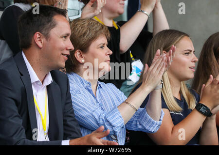 Glasgow, Royaume-Uni. 4 juillet 2019. Le Women's Championship EuroHockey II est un tournoi de hockey féminin où les deux meilleures équipes gagner la promotion au niveau supérieur de l'Hockey - l'EuroHockey Championships. NICOLA STURGEON, Premier Ministre de l'Écosse, s'est présenté à l'appui de l'équipe féminine de hockey de l'Écossais à l'Ukraine et l'Ecosse vu gagner 7 - 0. Mme STURGEON était accompagné par KAT STAND la capitaine de l'équipe de hockey de moins de 21 ans. Credit : Findlay/Alamy Live News Banque D'Images