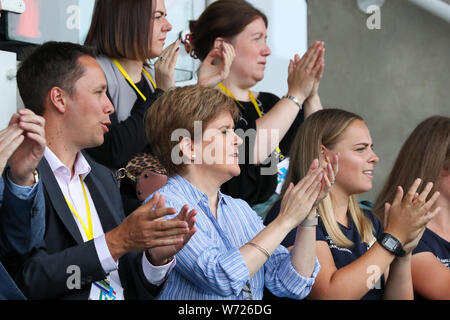 Glasgow, Royaume-Uni. 4 juillet 2019. Le Women's Championship EuroHockey II est un tournoi de hockey féminin où les deux meilleures équipes gagner la promotion au niveau supérieur de l'Hockey - l'EuroHockey Championships. NICOLA STURGEON, Premier Ministre de l'Écosse, s'est présenté à l'appui de l'équipe féminine de hockey de l'Écossais à l'Ukraine et l'Ecosse vu gagner 7 - 0. Mme STURGEON était accompagné par KAT STAND la capitaine de l'équipe de hockey de moins de 21 ans. Credit : Findlay/Alamy Live News Banque D'Images