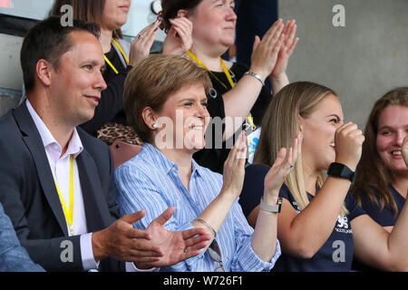 Glasgow, Royaume-Uni. 4 juillet 2019. Le Women's Championship EuroHockey II est un tournoi de hockey féminin où les deux meilleures équipes gagner la promotion au niveau supérieur de l'Hockey - l'EuroHockey Championships. NICOLA STURGEON, Premier Ministre de l'Écosse, s'est présenté à l'appui de l'équipe féminine de hockey de l'Écossais à l'Ukraine et l'Ecosse vu gagner 7 - 0. Mme STURGEON était accompagné par KAT STAND la capitaine de l'équipe de hockey de moins de 21 ans. Credit : Findlay/Alamy Live News Banque D'Images