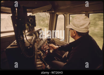 Mécanicien SUR L'EMPIRE BUILDER MANS TRAIN DE VOYAGEURS LE RÉGIME DE CONTRÔLES COMME IL SE DÉPLACE EN ROUTE DE CHICAGO À EAST Glacier Park, Montana, ET SEATTLE, WASHINGTON. A LA RESPONSABILITÉ D'Amtrak aux États-Unis POUR LA PLUPART DES VOYAGEURS DES SERVICES. Utilisation de la voie ferrée est loué DE LA NATION'S RAILROADS Banque D'Images