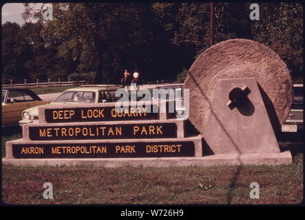 Entrée DE SERRURE PROFONDE SUR QUARRY PARK RIVERVIEW ROAD PRÈS DE Akron, Ohio. Un moulin de pierre PROVENANT DE L'ANCIENNE CARRIÈRE EST UTILISÉE POUR L'IDENTIFICATION DE LA ZONE DE LOISIRS QUI FAIT PARTIE DE L'AKRON METROPOLITAN PARK SYSTÈME. Le Grès DANS LA CARRIÈRE A ÉTÉ UTILISÉE DANS LE 19ème siècle POUR LES MATÉRIAUX DE CONSTRUCTION POUR L'OHIO-ERIE CANAL ET D'AUTRES PROJETS DANS LA RÉGION. Le parc est à l'INTÉRIEUR DU NOUVEAU Cuyahoga Valley National Recreation Area SITUÉ ENTRE AKRON ET CLEVELAND Banque D'Images