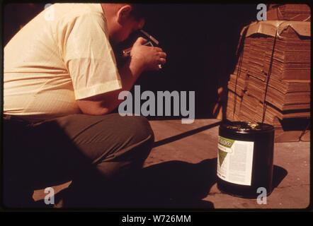 Inspecteur de l'Agence de protection de l'environnement PESTICIDES PHOTOGRAPHIES L'ÉTIQUETTE D'UN CONTENANT À LA VALLÉE CHEMICAL COMPANY, Greenville, Mississippi, LORS D'UNE INSPECTION DE ROUTINE ET LA COMPARER AVEC DES ÉTIQUETTES l'EPA a en dossier Banque D'Images