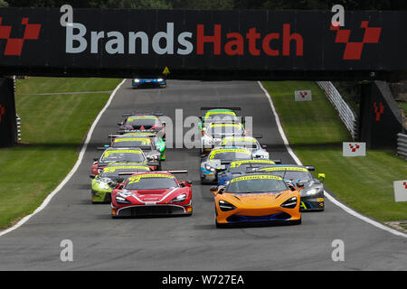 Longfield, UK. Le 04 août, 2019. La voiture de sécurité mène le champ dans Clearways corner au début de la British GT Championship Brands Hatch à Brands Hatch, Longfield, Angleterre le 4 août 2019. Photo par Jurek Biegus. Credit : UK Sports Photos Ltd/Alamy Live News Banque D'Images