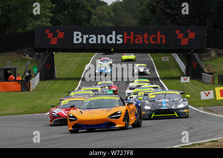 Longfield, UK. Le 04 août, 2019. La voiture de sécurité mène le champ dans Clearways corner au début de la British GT Championship Brands Hatch à Brands Hatch, Longfield, Angleterre le 4 août 2019. Photo par Jurek Biegus. Credit : UK Sports Photos Ltd/Alamy Live News Banque D'Images