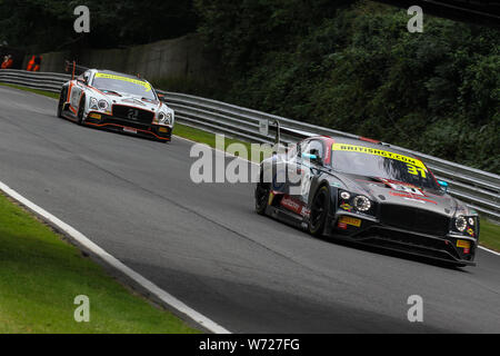 Longfield, UK. Le 04 août, 2019. JRM Racing Bentley Continental GT3 avec les pilotes Rick Parfitt Jnr & Seb Morris dirige l'équipe Parker Racing Bentley Continental GT3 avec les pilotes Ryan Ratcliffe & Glynn Geddie au cours de la British GT Championship Brands Hatch à Brands Hatch, Longfield, Angleterre le 4 août 2019. Photo par Jurek Biegus. Credit : UK Sports Photos Ltd/Alamy Live News Banque D'Images