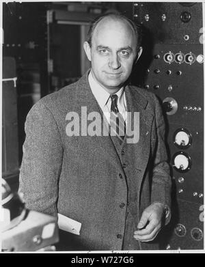 Enrico Fermi, physicien italo-américaine, a reçu le Prix Nobel de physique 1938 pour l'identification de nouveaux éléments et de découvrir les réactions nucléaires par sa méthode d'irradiation nucléaire et les bombardements. Il est né à Rome, Italie, le 29 septembre 1901, et mort à Chicago, Illinois, le 28 novembre 1954, 1943 - 1949 Banque D'Images