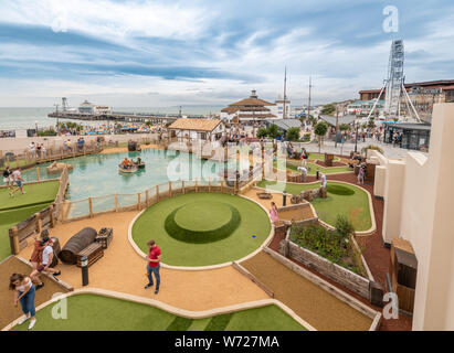 Bournemouth, Royaume-Uni. 4 août 2019. Essayer la nouvelle de tourisme de Smugglers Cove Adventure Golf sur le front de mer de Bournemouth, récemment ouvert cette semaine. Crédit : Thomas Faull/Alamy Live News Banque D'Images