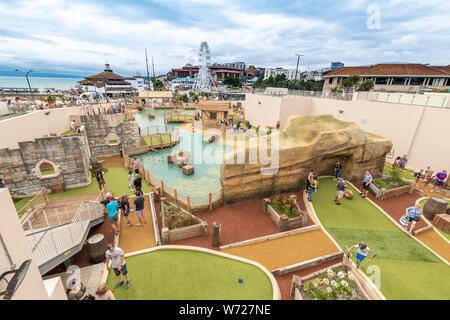 Bournemouth, Royaume-Uni. 4 août 2019. Essayer la nouvelle de tourisme de Smugglers Cove Adventure Golf sur le front de mer de Bournemouth, récemment ouvert cette semaine. Crédit : Thomas Faull/Alamy Live News Banque D'Images