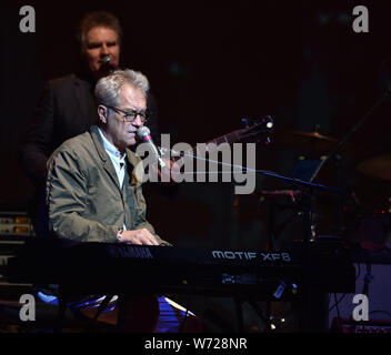 2 août 2019, à Norfolk, Virginie, USA : GERRY BECKLEY d'Amérique formé en 1970 avec de grands succès comme ''un cheval sans nom'', ''live'' et ''Tin Man'' prend tout le monde dans le temps à la Chysler Hall à Norrfolk, Virginie, le 2 août 2019..photo ..Â©Jeff Moore 2019 (Crédit Image : © Jeff Moore/Zuma sur le fil) Banque D'Images