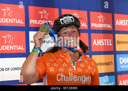 Londres, Royaume-Uni. Le 04 août, 2019. Laura Sercombe - Chef de la direction, des Challengers de bienfaisance pour enfants pose photos médias après avoir terminé ses 56 milles de Prudential RideLondon au Mail on Sunday, June 04, 2019 à Londres, Royaume-Uni. Credit : Taka G Wu/Alamy Live News Banque D'Images