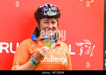 Londres, Royaume-Uni. Le 04 août, 2019. Laura Sercombe - Chef de la direction, des Challengers de bienfaisance pour enfants pose photos médias après avoir terminé ses 56 milles de Prudential RideLondon au Mail on Sunday, June 04, 2019 à Londres, Royaume-Uni. Credit : Taka G Wu/Alamy Live News Banque D'Images