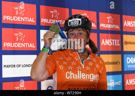 Londres, Royaume-Uni. Le 04 août, 2019. Laura Sercombe - Chef de la direction, des Challengers de bienfaisance pour enfants pose photos médias après avoir terminé ses 56 milles de Prudential RideLondon au Mail on Sunday, June 04, 2019 à Londres, Royaume-Uni. Credit : Taka G Wu/Alamy Live News Banque D'Images