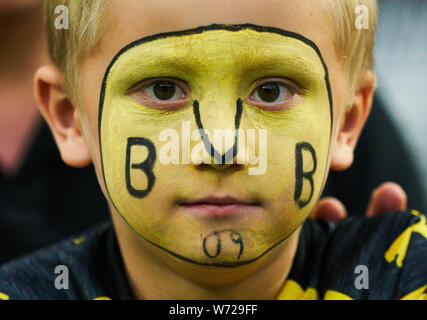 Jeune garçon, enfant, kid, fans, supporters, spectateurs, club drapeaux, célébration, ventilateur, vague, couleurs, mer de drapeaux, soccerfan, vêtements, dessins, masquerade, football, veste, gilet, auvent, fanfare, foulards, masque, peinture sur visage, maquillage du visage, maquillage, Borussia Dortmund - FC BAYERN MUNICH 2-0 DFL RÈGLEMENT INTERDIT TOUTE UTILISATION DES PHOTOGRAPHIES COMME DES SÉQUENCES D'IMAGES ET/OU QUASI-vidéo. DFL SUPERCUP, final 1. Ligue allemande de football, journée à Dortmund, le 03 août 2019, la saison 2019/2020 © Peter Schatz / Alamy Live News Banque D'Images