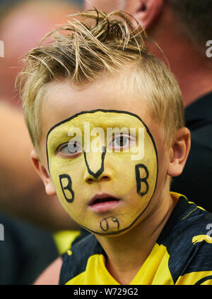 Jeune garçon, enfant, kid, fans, supporters, spectateurs, club drapeaux, célébration, ventilateur, vague, couleurs, mer de drapeaux, soccerfan, vêtements, dessins, masquerade, football, veste, gilet, auvent, fanfare, foulards, masque, peinture sur visage, maquillage du visage, maquillage, Borussia Dortmund - FC BAYERN MUNICH 2-0 DFL RÈGLEMENT INTERDIT TOUTE UTILISATION DES PHOTOGRAPHIES COMME DES SÉQUENCES D'IMAGES ET/OU QUASI-vidéo. DFL SUPERCUP, final 1. Ligue allemande de football, journée à Dortmund, le 03 août 2019, la saison 2019/2020 © Peter Schatz / Alamy Live News Banque D'Images