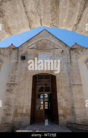 Chypre, le pittoresque village de montagne d'Omodos (aka Omodhos) situé dans la montagne Troödos. Monastère Sainte Croix historique. Banque D'Images