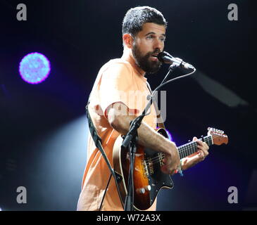 Un musicien anglais, chanteur et auteur-compositeur, Nick Mulvey effectue le jour deux de la célèbre Cambridge Folk Festival au Cherry Hinton Hall à Cambridge. Banque D'Images