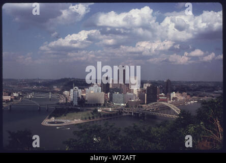 TRIANGLE D'INDIQUÉ AU MT. Région de Washington. Il a été DONNÉ LA NOUVELLE RÉFÉRENCE DANS LE DÉBUT DES ANNÉES 1950, AU COURS DE LA RENAISSANCE Programme de renouvellement urbain. Le triangle est formé lorsque l'Allegheny et Monongahela, SE RENCONTRENT POUR FORMER LA RIVIÈRE OHIO Banque D'Images