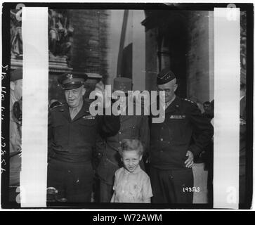 Avec le général Eisenhower Le Général Pierre Koenig et le général Omar Bradley à l'Arc de Triomphe ; Portée et contenu : sous-titre original : debout devant le célèbre Arc de Triomphe à Paris, le général Dwight D. Eisenhower, commandant suprême des forces alliées, commandant de la Force expéditionnaire, adresses cheering français. À sa gauche, le général Joseph Koenig, commandant militaire général de Paris, et le général Omar N. Bradley, commandant le 12e Groupe d'armées sur le continent, un centre de plaisir enfant Français, France, le 27 août 1944. Banque D'Images