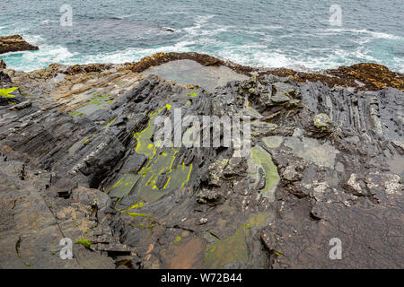 La pierre calcaire avec des rainures, de l'eau et de mousse par la mer le long de la promenade côtière de Doolin route vers les falaises de Moher, de façon sauvage de l'Atlantique Banque D'Images