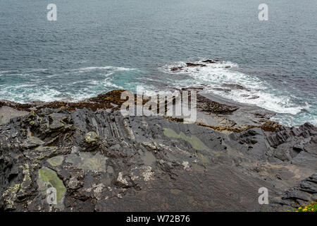 Vue sur le lapiez et la mer le long de la promenade côtière de Doolin route vers les falaises de Moher, et géosites geopark, façon sauvage de l'Atlantique Banque D'Images