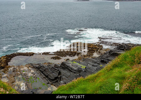 Belle vue sur les rochers calcaires et la mer le long de la promenade côtière de Doolin route vers les falaises de Moher, de façon sauvage de l'Atlantique Banque D'Images