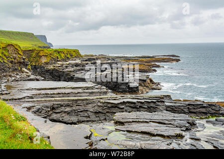 Paysage irlandais de lapiez le long de la promenade côtière de Doolin route vers les falaises de Moher, et géosites geopark, façon sauvage de l'Atlantique Banque D'Images