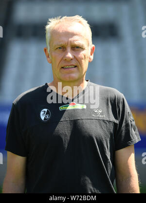 Freiburg, Allemagne. Le 04 août, 2019. Bundesliga : Soccer : SC Freiburg prend des photos pour la saison 2019-2020 dans le Schwarzwaldstadion. Coach Christian Streich. Crédit : Patrick Seeger/DPA - NOTE IMPORTANTE : en conformité avec les exigences de la DFL Deutsche Fußball Liga ou la DFB Deutscher Fußball-Bund, il est interdit d'utiliser ou avoir utilisé des photographies prises dans le stade et/ou la correspondance dans la séquence sous forme d'images et/ou vidéo-comme des séquences de photos./dpa/Alamy Live News Banque D'Images