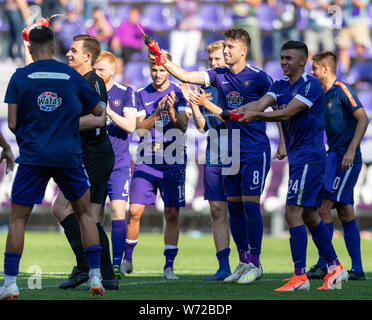 Aue, l'Allemagne. Le 04 août, 2019. Soccer : 2ème Bundesliga, Erzgebirge Aue --SV Wiesbaden, 2e journée, dans le Sparkassen-Erzgebirgsstadion. Uae joueurs autour de Tom Baumgart (3e à partir de la droite) cheer après la victoire 3:2. Crédit : Robert Michael/dpa-Zentralbild/DPA - NOTE IMPORTANTE : en conformité avec les exigences de la DFL Deutsche Fußball Liga ou la DFB Deutscher Fußball-Bund, il est interdit d'utiliser ou avoir utilisé des photographies prises dans le stade et/ou la correspondance dans la séquence sous forme d'images et/ou vidéo-comme des séquences de photos./dpa/Alamy Live News Banque D'Images