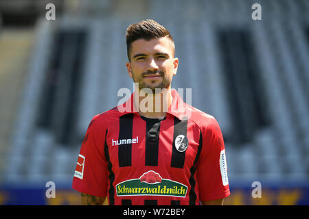 Freiburg, Allemagne. Le 04 août, 2019. Bundesliga : Soccer : SC Freiburg prend des photos pour la saison 2019-2020 dans le Schwarzwaldstadion. Marco Terrazzino. Crédit : Patrick Seeger/DPA - NOTE IMPORTANTE : en conformité avec les exigences de la DFL Deutsche Fußball Liga ou la DFB Deutscher Fußball-Bund, il est interdit d'utiliser ou avoir utilisé des photographies prises dans le stade et/ou la correspondance dans la séquence sous forme d'images et/ou vidéo-comme des séquences de photos./dpa/Alamy Live News Banque D'Images