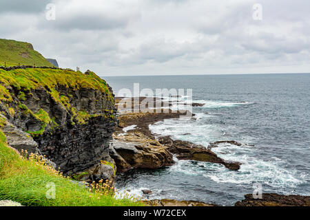 Beau paysage de la mer et de calcaire le long de la promenade côtière de Doolin route vers les falaises de Moher, et géosites geopark, façon sauvage de l'Atlantique Banque D'Images