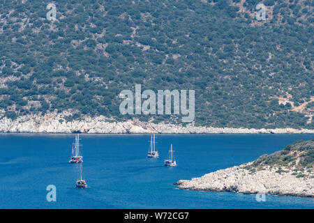 Beaucoup de belle, grande goélette embarquez tôt le matin au large de la côte de la Turquie près de Kalkan Banque D'Images