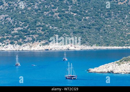 Beaucoup de belle, grande goélette embarquez tôt le matin au large de la côte de la Turquie près de Kalkan Banque D'Images
