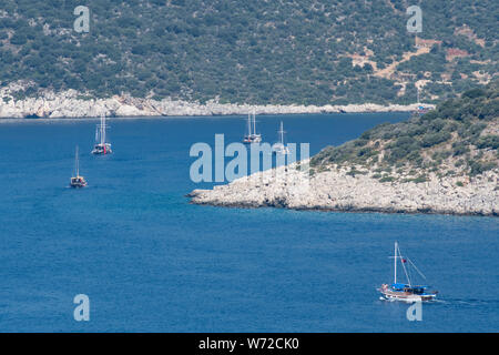 Beaucoup de belle, grande goélette embarquez tôt le matin au large de la côte de la Turquie près de Kalkan Banque D'Images